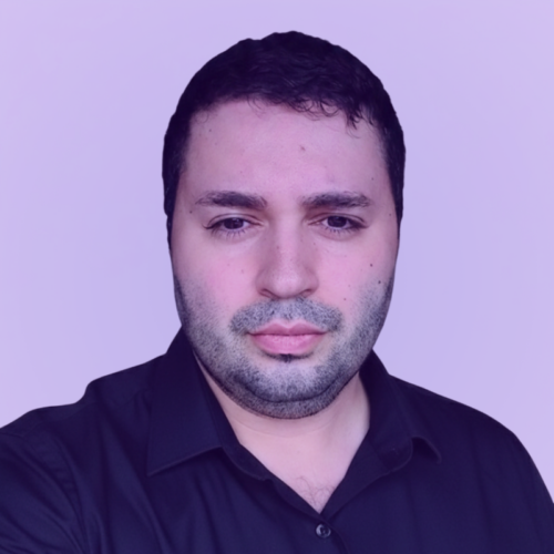 Retrato de Cornel Manu, el Fractional CMO de Morningscore sobre un fondo púrpura.